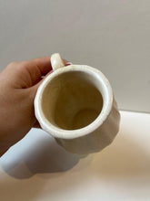 Cargar imagen en el visor de la galería, Morales ceramica beige corazon
