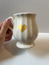 Cargar imagen en el visor de la galería, Morales ceramica beige corazon
