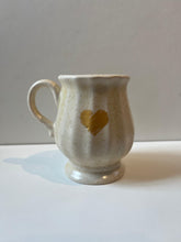 Cargar imagen en el visor de la galería, Morales ceramica beige corazon
